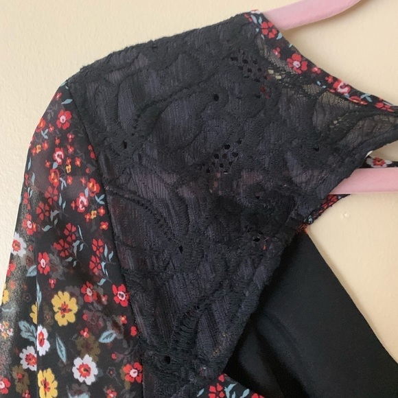 NWT BCBGeneration Floral Top Lace Trim,V-Neck,Black-Multi,Bell Sleeve,Size 2 - Picture 6 of 15